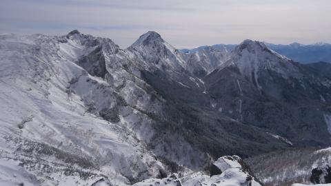 来し方を振り返る 中央が赤岳