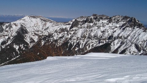 横岳から硫黄岳をのぞむ