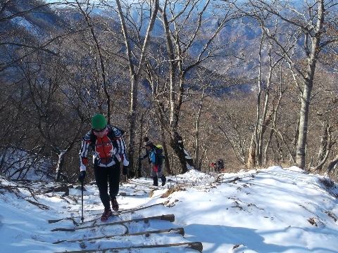 元旦に降った雪で根雪になったトレースを辿る　先頭の女性はにこさんの学生時代の同級生のあつこさん。結婚されてカナダに在住。クロスカントリーに励んでおられるという。誠に格好いい。