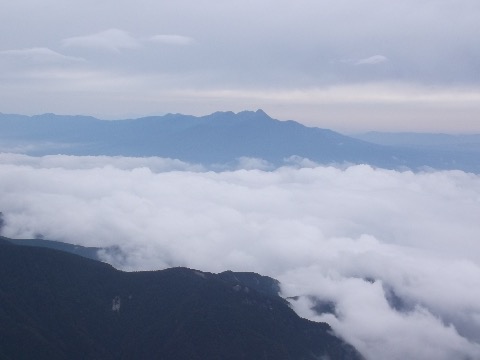 ７時２０分山頂　八ヶ岳方面