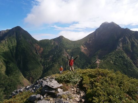 キレットの下りを終え、ツルネに到着。背後には赤岳から阿弥陀岳の壮大な姿が