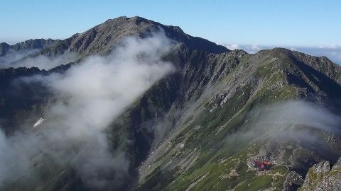 間ノ岳　誠に量感のある山