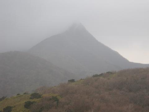 金時山が近づいてきた！
この山、角度を変えて見ると
実に立派に見える。
でも時間が差し迫ってきたので
少しペースを上げる。