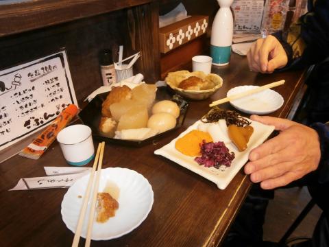 おでんにお新香、スカブーさんはホッピーに日本酒のチャンポン