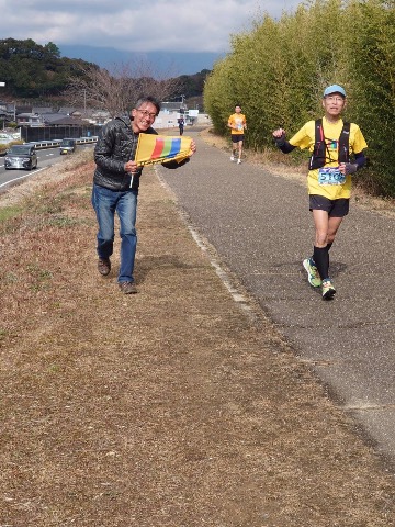 41km地点。ハルさんの応援。両ふくらはぎが攣りまくりもう走る真似だけ