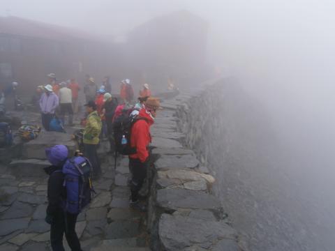 午前６時　いっこうに晴れる様子はなく下山・・