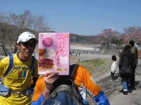 ビリケンさん
先日行かれた沖縄土産を
わざわざ背負ってきてくれました
ごっつあんです！