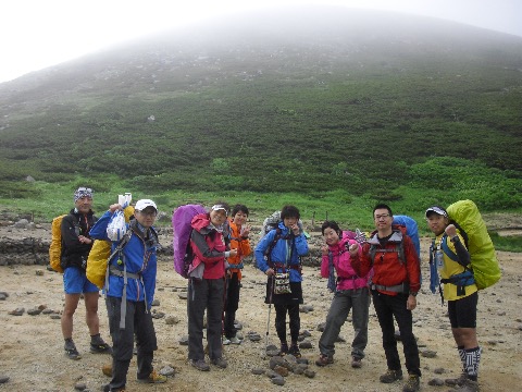 翌日も天候回復の兆しはなく、テントを撤収して帰途につく