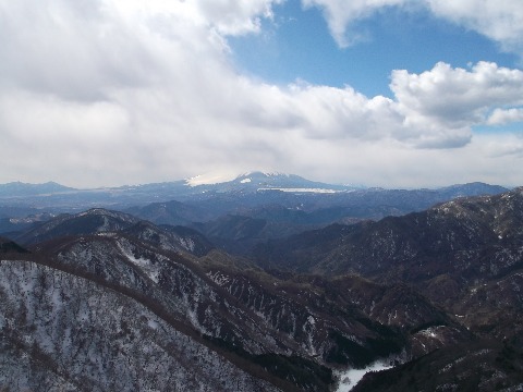 富士は雲の中。強い冬型の影響で雪雲が流れ込んでいるよう