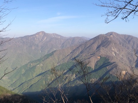 大室山からこれからたどる檜洞丸〜蛭ヶ岳方面