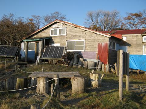 鍋割山荘。この小屋は、小屋の主人の草野氏が自分で資材を下界から担ぎ上げて建てたもの。一度泊まりたいと思うのだが、なかなか実現せず。
ここの鍋焼きうどんが評判で、それだけのために訪れる人もいる。