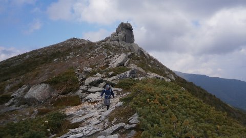 五丈岩を背に下山