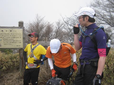 鬼が岩という、何やら物騒な名前の岩場
荒川コヤジさん、トレイルランニングのお姿が
なかなか決まっています！