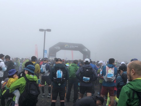 スタート前　雨は小止みになったが霧雨がしとしと。気温も低い