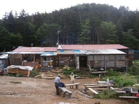 4時間かけて標高２４００m　南御室小屋　ここでテントを張ろうかと思ったが天気が持ったので鳳凰小屋まで
進む。