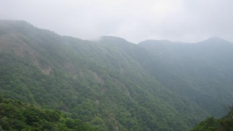 右端が塔ノ岳。まだまだ遠い～な～