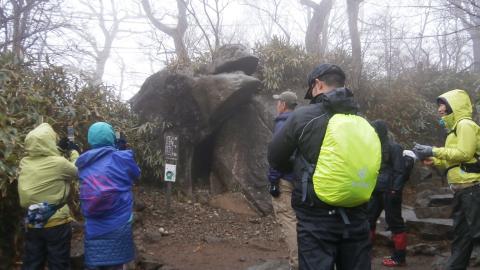 ガマの岩　この辺から奇岩が現れ始める