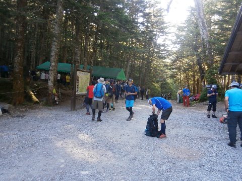 登山者で賑わう北沢峠　7時２０分甲斐駒ケ岳に向けて出発