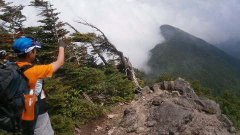 深いガスに覆わていたが2300m　辺りでは少し展望が開けてくる