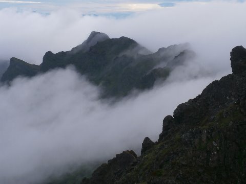 横岳が姿を見せ始める