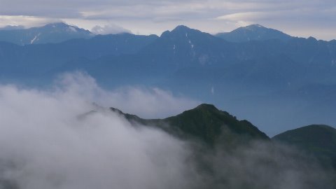 南アルプスの峰々　右から北岳　甲斐駒ケ岳　仙丈ヶ岳