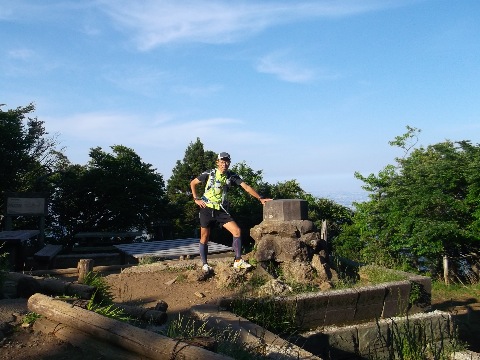 １６時５０分　８時間２０分かけて大山山頂　これだけ登り続けても、まだ２６キロ・・獲得標高は２８００m　後は日向薬師に下りるだけ