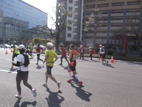 ３８キロ地点の豊洲に移動　喜多羅さん　背後にサブ３．５のペーサーが迫る