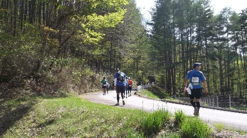 74キロ地点。ここから７９キロまでの５キロで標高差５００mを登る。