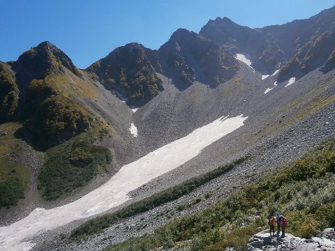 涸沢カールを登る　バックは前穂高岳と北尾根