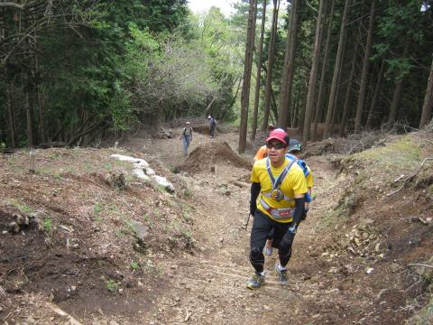 大倉尾根の急登を颯爽と登るRORYさん