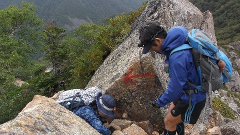 しかし岩場に挟まれ身動きとれず（哀）