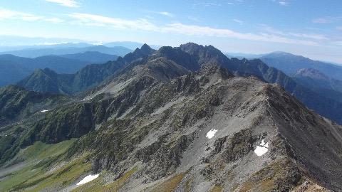 これより向かう南岳方面　その奥には穂高連峰