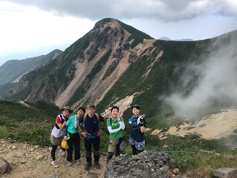 天狗岳をバックに