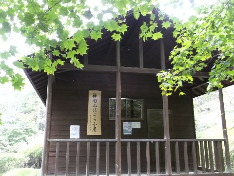 標高１９００m付近の避難小屋　中はとてもきれい