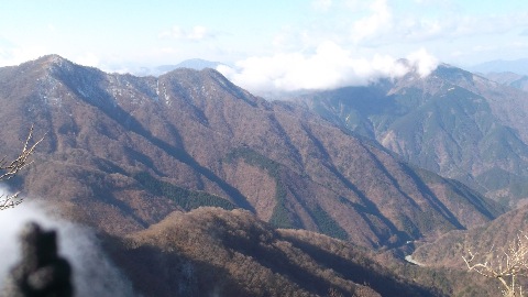 これよりたどる檜洞丸〜大室山　激しいアップダウンや急峻な岩場が続く