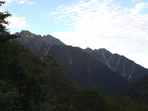 出発して間もなく右手に穂高連峰が