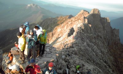 ５時４５分　全員無事に標高３１９０m奥穂高岳山頂に到着！　北アルプスの山のみならず、南アルプス、八ヶ岳、浅間山、上信越の山々、妙高連山、加賀の白山まで臨むことができる最高の天気　ただ、カメラの調子がおかしくなり、以後は携帯で撮影