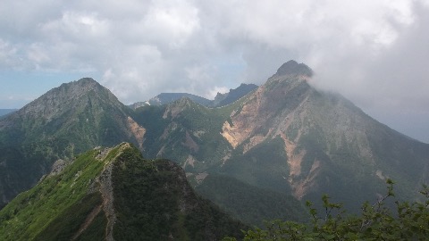 左から阿弥陀岳　中岳　赤岳　奥は横岳　硫黄岳　だんだんガスが切れてきた！