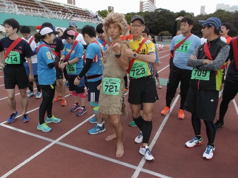 スタート前　裸足原人ミカコと　気合十分