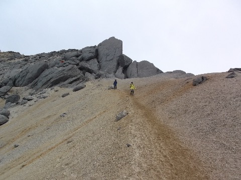 下山は巻道コースを快適に下る　そろそろ雨が降り出してきたので足早に下る