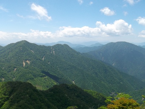 蛭が岳山頂付近から来し方を振り返る　檜洞丸から大室山に続く稜線