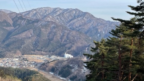 最後の登りから辿ってきた杓子山を振り返る