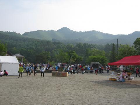 これからたどる高座山、その奥には杓子山が控える