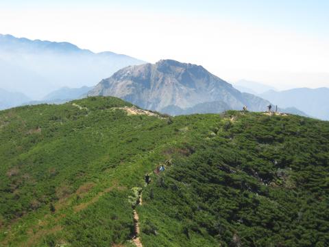 北アルプス唯一の活火山、焼岳