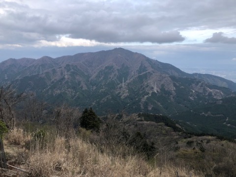 表尾根の登りから大山を振り返る