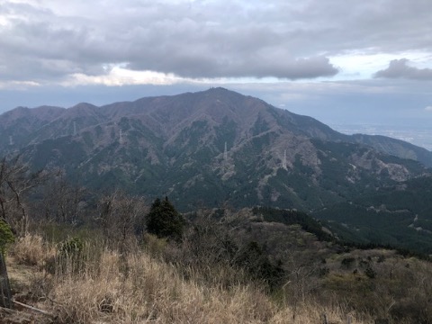 表尾根の登りから大山を振り返る