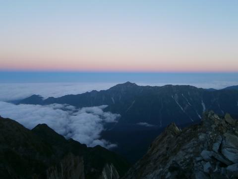 笠ヶ岳　段々空がピンク色に染まってくる