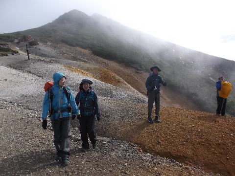 ほうほうの体でなんとか赤岩の頭まで下山