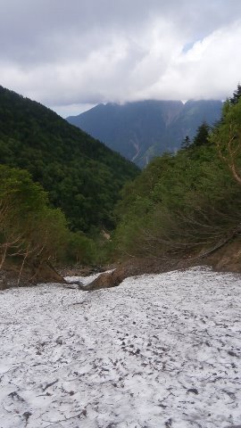 藪沢の沢沿いはまだ残雪がびっしりということで、迂回ルートを取る