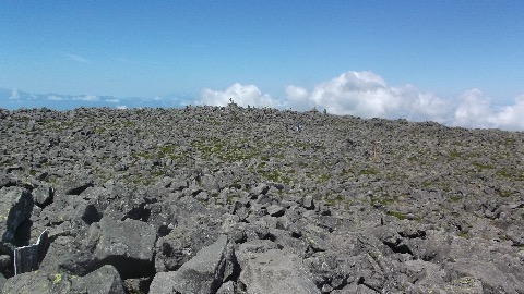 蓼科山山頂は広いガレ場になっている。誠にユニークな山頂である。２０年ぶりかな〜